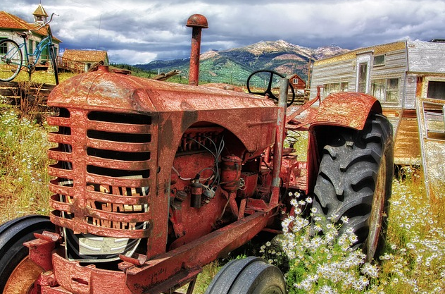 macchine agricole rotte ferme