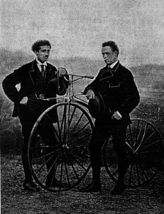 James Moore (a destra) con la sua bicicletta Suriray. e il secondo classificato Jean-Eugène-André Castera (a sinistra).