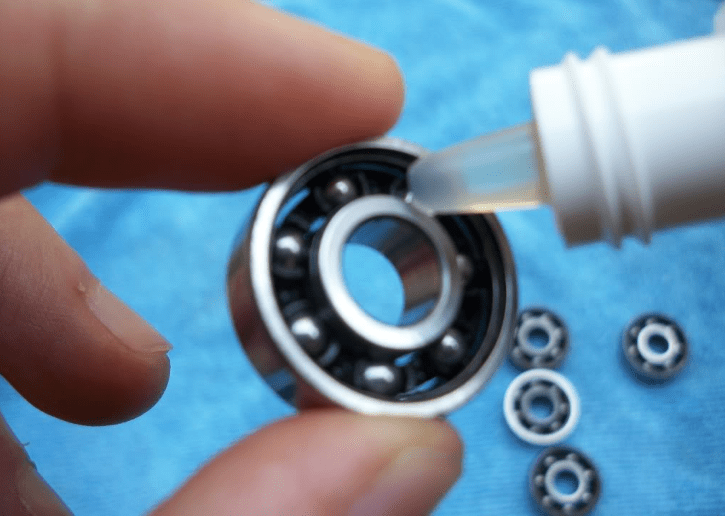 La lubrificazione a olio dei cuscinetti a sfera